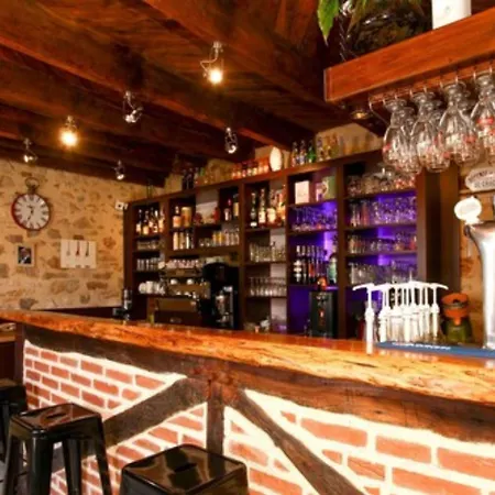 호텔 Les De La Fontaine 2*